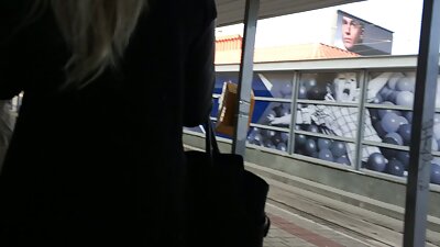 Həvəskar qadın siki tutur və çılpaq üçlü seks nümayiş etdirir