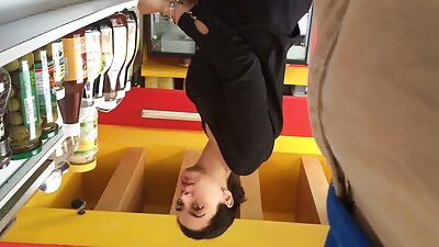 Sissy Boi Çöldə Bikinisində Qaynar Küləkdə Nəmləndirir