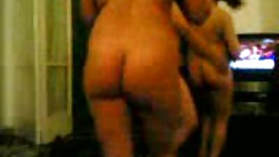 Mənim kiçik sexy həyat yoldaşım ictimai yerdə açıq havada şouda sərt məmə ucları