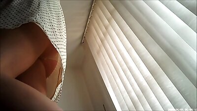 Seksual qırmızı paltarlı yetkin xanım